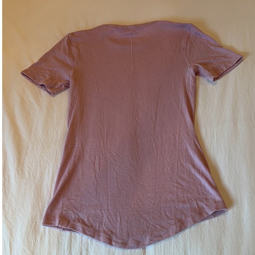 Lululemon Women's Short Sleeve T-Shirt Pink Ribbed Casual Athletic Size 8 - Picture 3 of 3